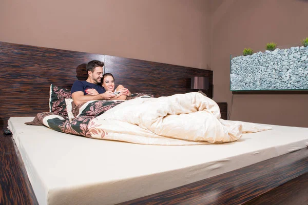 Krásný mladý pár v posteli — Stock fotografie